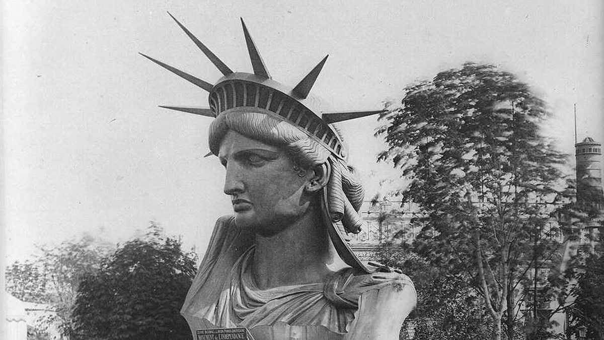 FOTO: Vítej, Svobodo. Ikonická socha dorazila do New Yorku ve 210 bednách