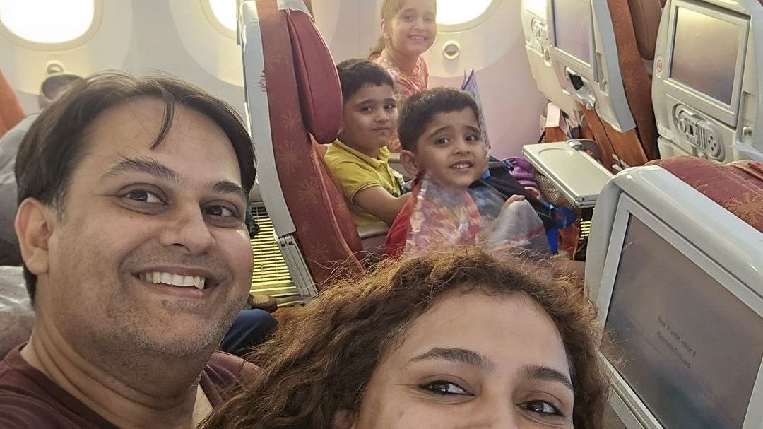 Úsměv a fotka před cestou za novým životem v Londýně. V letu Air India zahynula celá rodina
