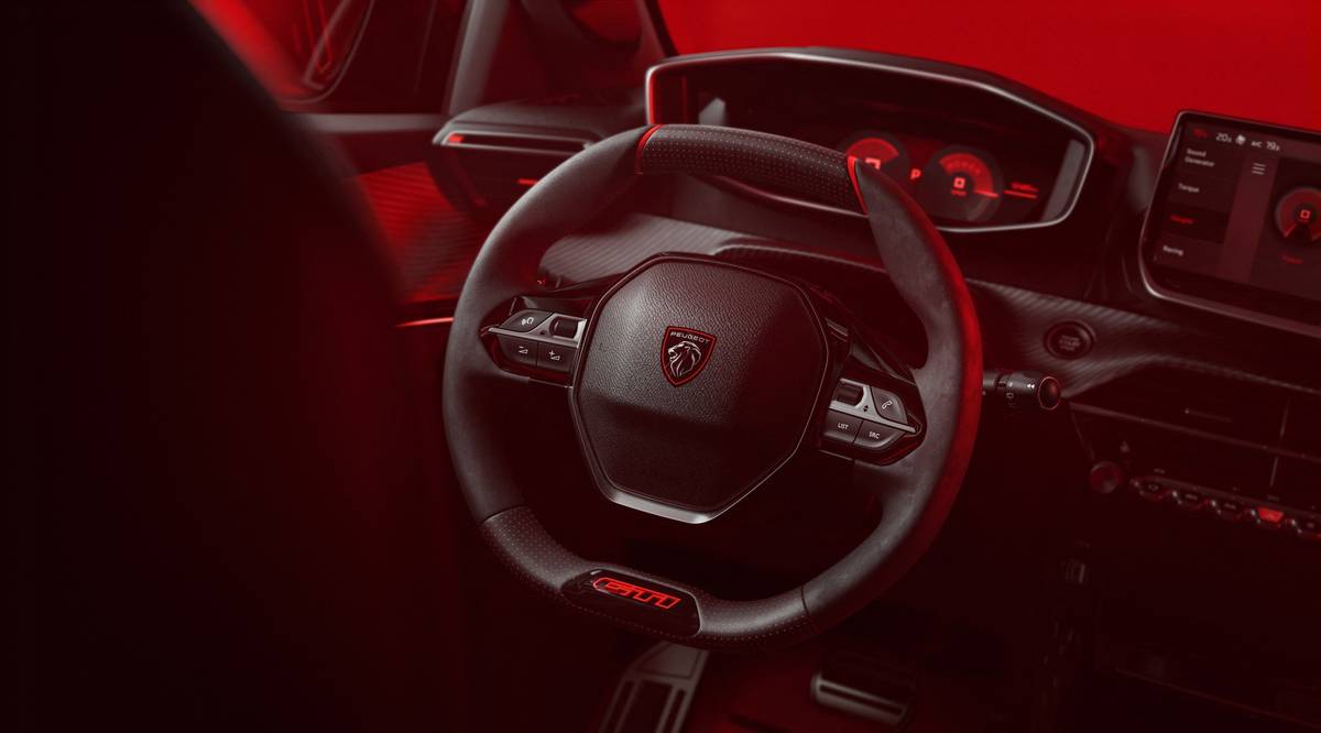 Volant čalouněný kůží a Alcantarou má v horní části hned dvě červené linky.