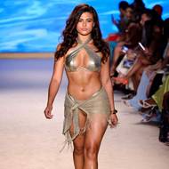  Metalické plavky doporučuje letos značka Hot Girl Summer Swimwear.