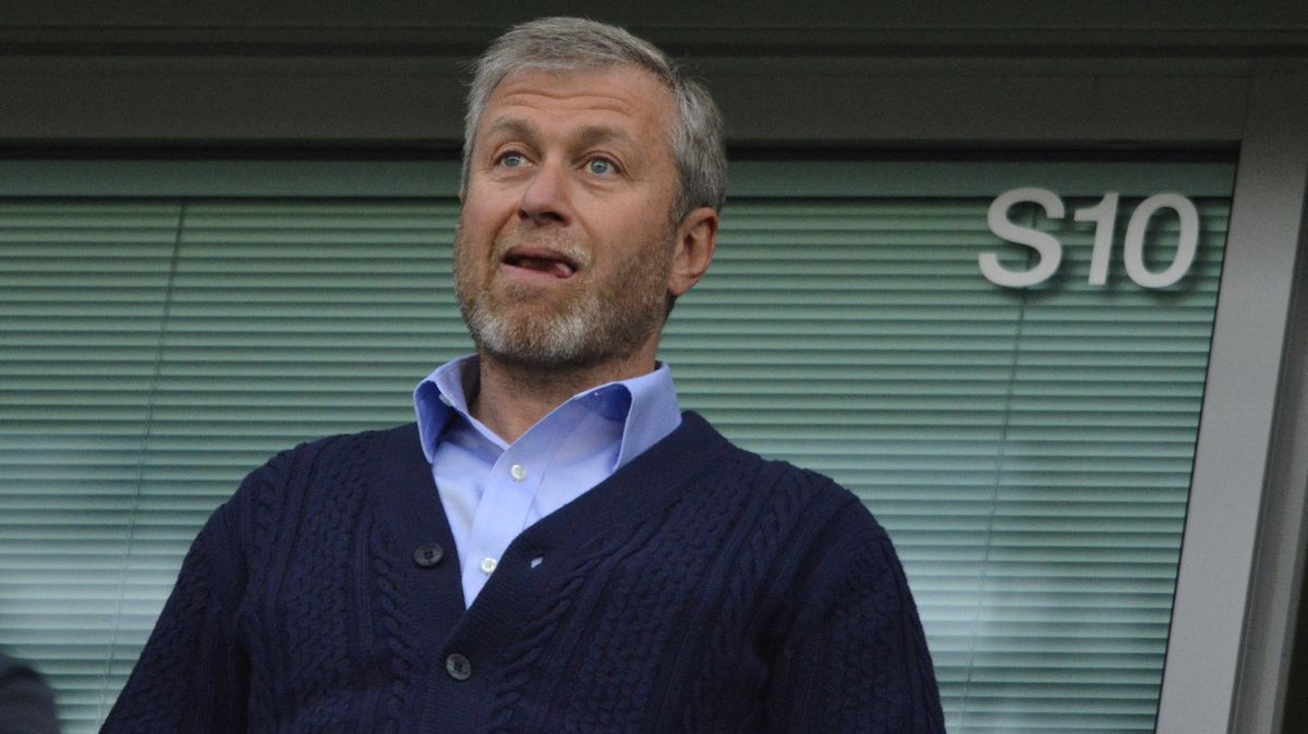 Hluboce nás to frustruje. Britská vláda se ostře pustila do Abramoviče kvůli Chelsea FC