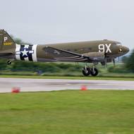 Přistání Douglas C-47 Skytrain známějšího pod označením Dakota