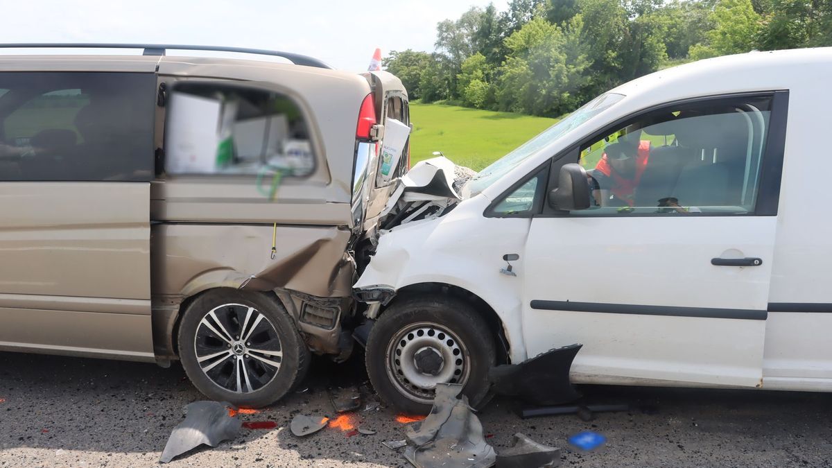 Řidič na Olomoucku narazil do stojícího auta. Zraněním podlehl v nemocnici