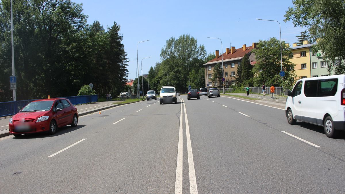 Muže ve Frýdku-Místku srazilo auto, když přebíhal čtyřproudovku. Vedle byl podchod