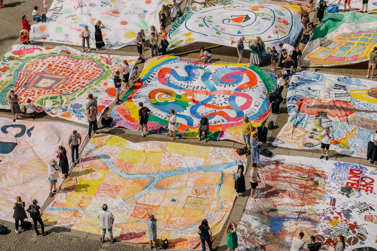 Obří obraz na náměstí Přemysla Otakara II. tvořený jednotlivými plátny