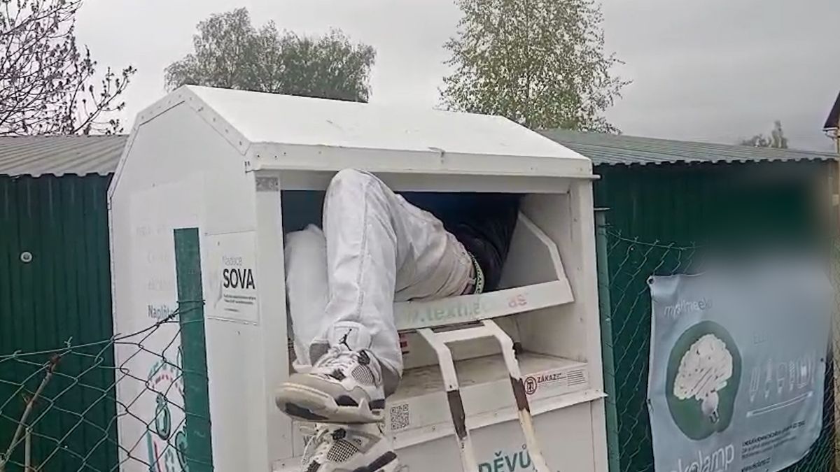 Muž na Chebsku se zasekl v kontejneru na oblečení