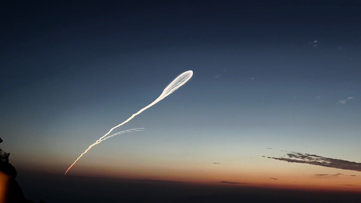 Zvláštní obrazec na čínské obloze. Může za něj start rakety