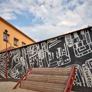 Po straně basketbalového koše je strategicky umístěná „tribuna“.