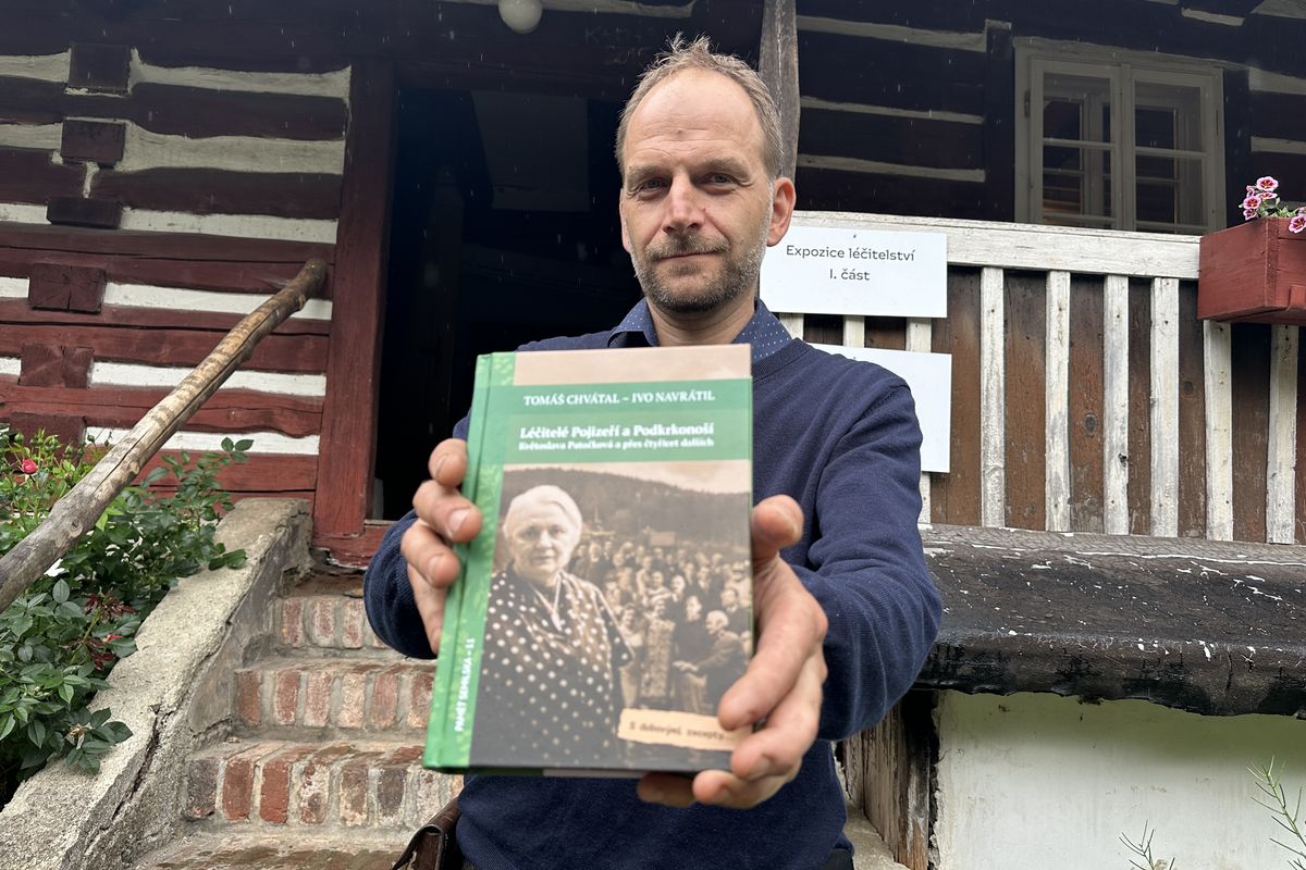 Bylinkářky i copatý muž v ženských šatech. Historici popsali osudy léčitelů z Pojizeří a Podkrkonoší