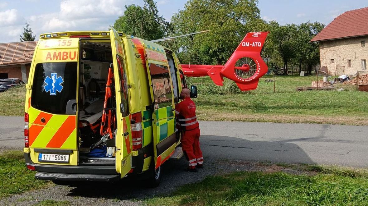 Po pádu z lešení se muž na Opavsku těžce zranil