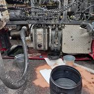 Z tahače při nehodě uniklo palivo, hasiči jej zachytili a zasypali sorbentem.