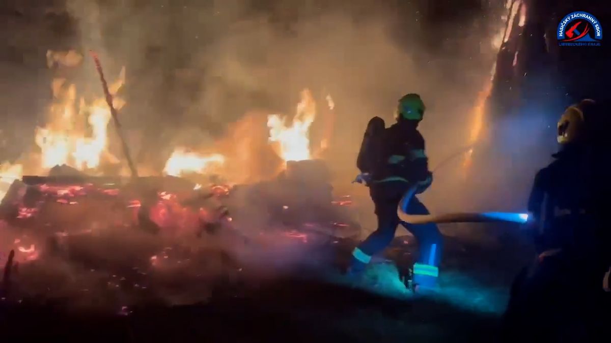 Blesk na Jablonecku zapálil při nočních bouřkách strom a kůlnu