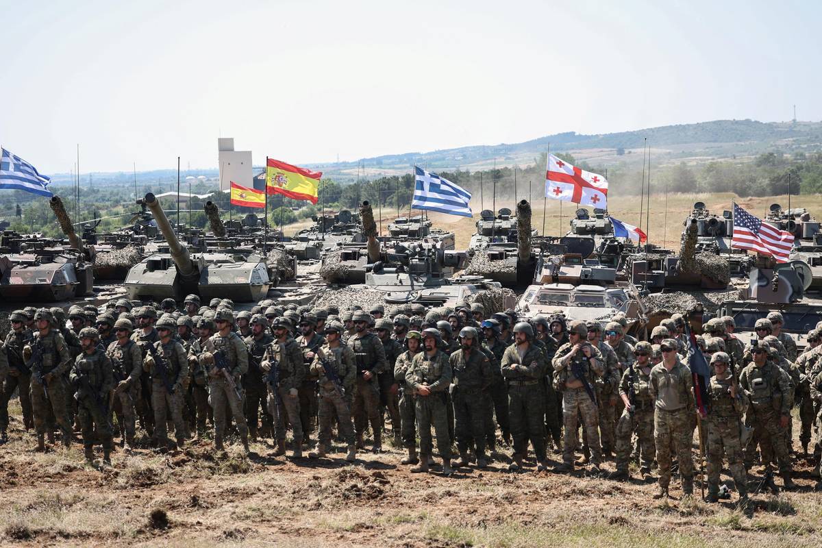 Cvičení Immediate Response 2025 se účastní přes 12 tisíc vojáků nejen ze států NATO. Největší část probíhá v Řecku. 