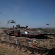 Klíčové řecké vojenské vybavení: tanky Leopard a bojové vrtulníky Apache