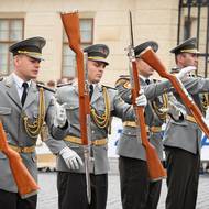 Jednotky secvičují sestavy ve svém volném čase a z většiny obsahují prvky, které se nepoužívají při ceremoniálních událostech.