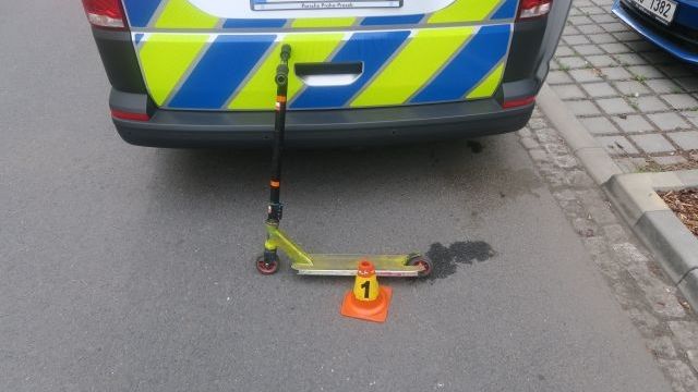 Školák mezi popelnicemi v Prostějově přehlédl auto a na koloběžce mu vjel přímo pod kola