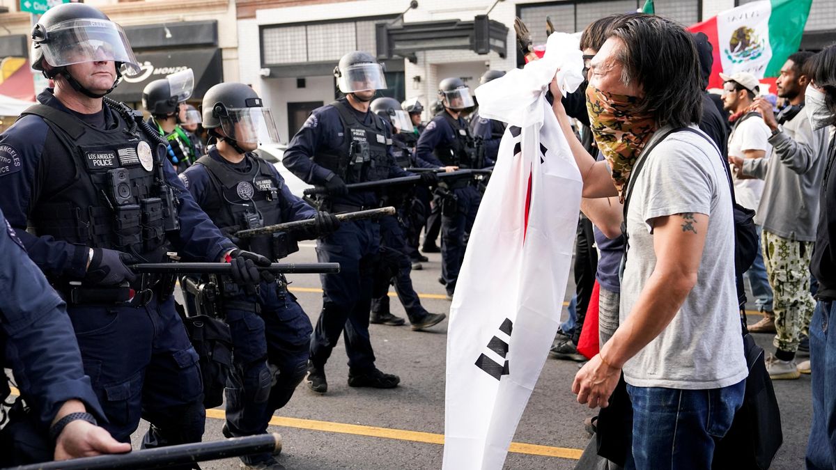 Další protest proti migrační politice v Los Angeles skončil policejním zásahem