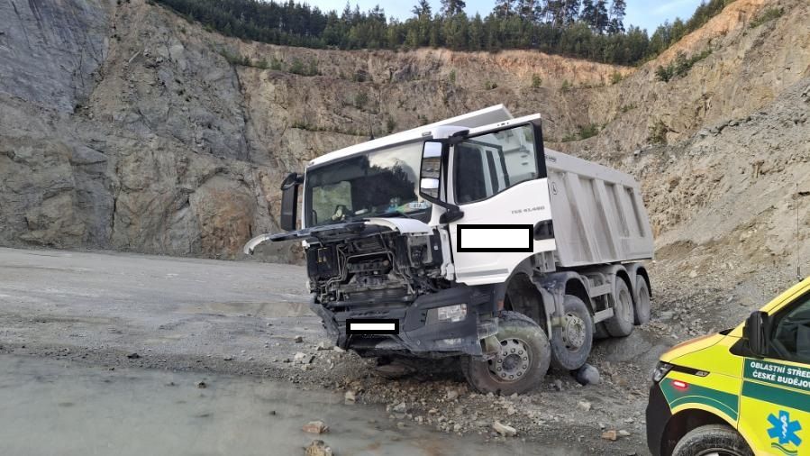 V lomu na Českobudějovicku se zřítilo nákladní auto