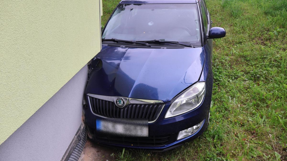 Nezabrzděná fabia se v České Lípě rozjela ze stráně, zastavil ji až roh paneláku