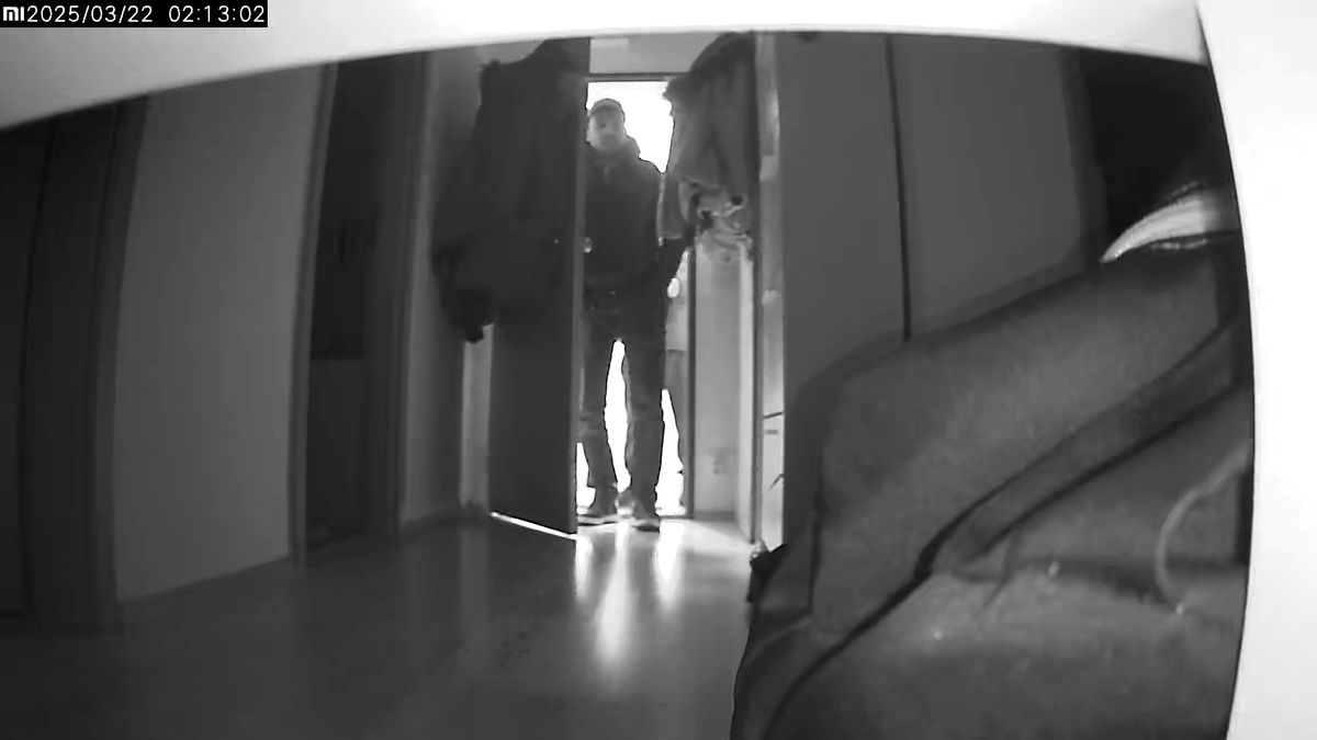 Dvoumilionová krádež šperků v Praze. Muži šmejdili v bytě a natočila je kamera