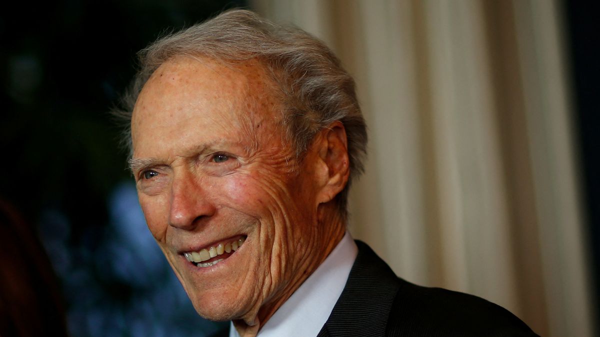 „Zcela smyšlené“. Clint Eastwood nařkl rakouský deník Kurier, že s ním zveřejnil falešný rozhovor