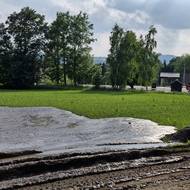 Bahno vyvezené na louku u hřiště