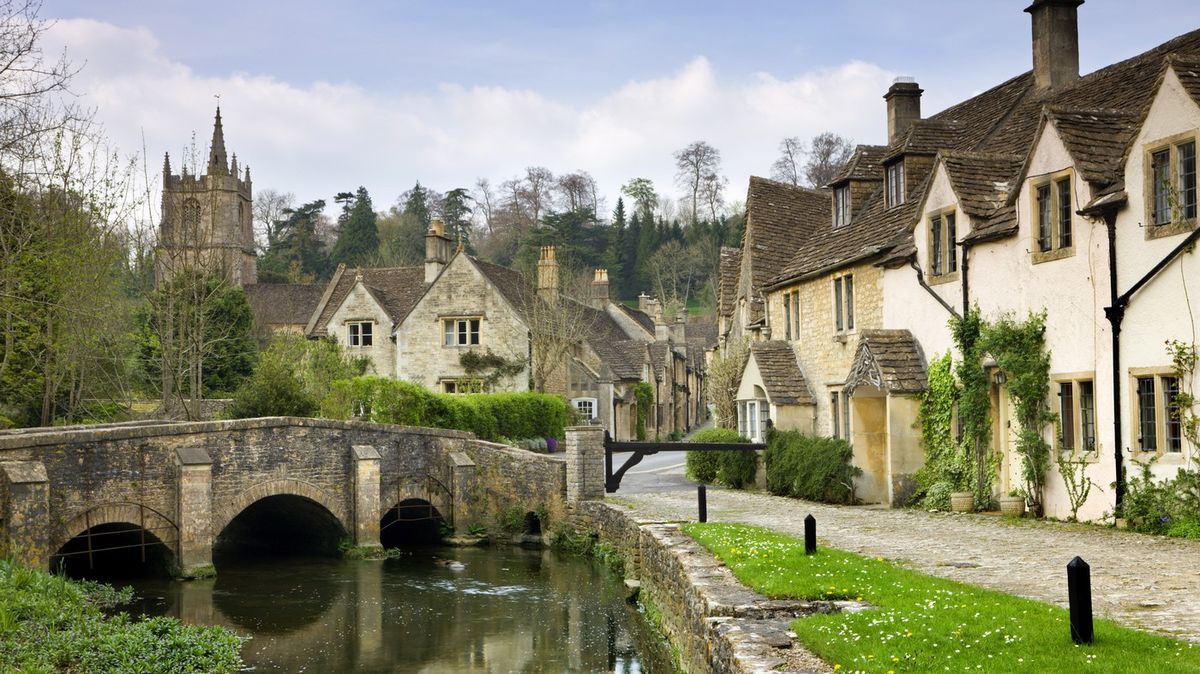 Obyvatelé populární britské obce zuří. Turisté je šmírují pomocí dronů