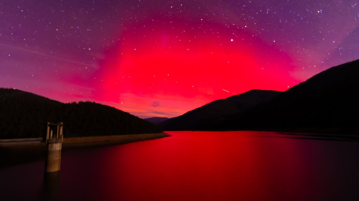 FOTO: Vzácná polární záře nad Austrálií. Na tamní obloze se zjevil i zelený meteor