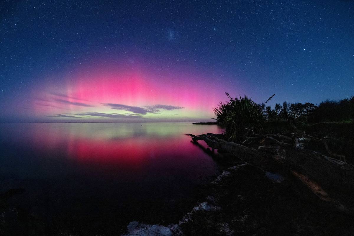 Astronom Fred Watson pro ABC News uvedl, že je „docela neobvyklé vidět polární záři tak daleko na severu (jako severní části australského státu Nový Jižní Wales)“, a že za její viditelností stojí obzvláště silná sluneční bouře.