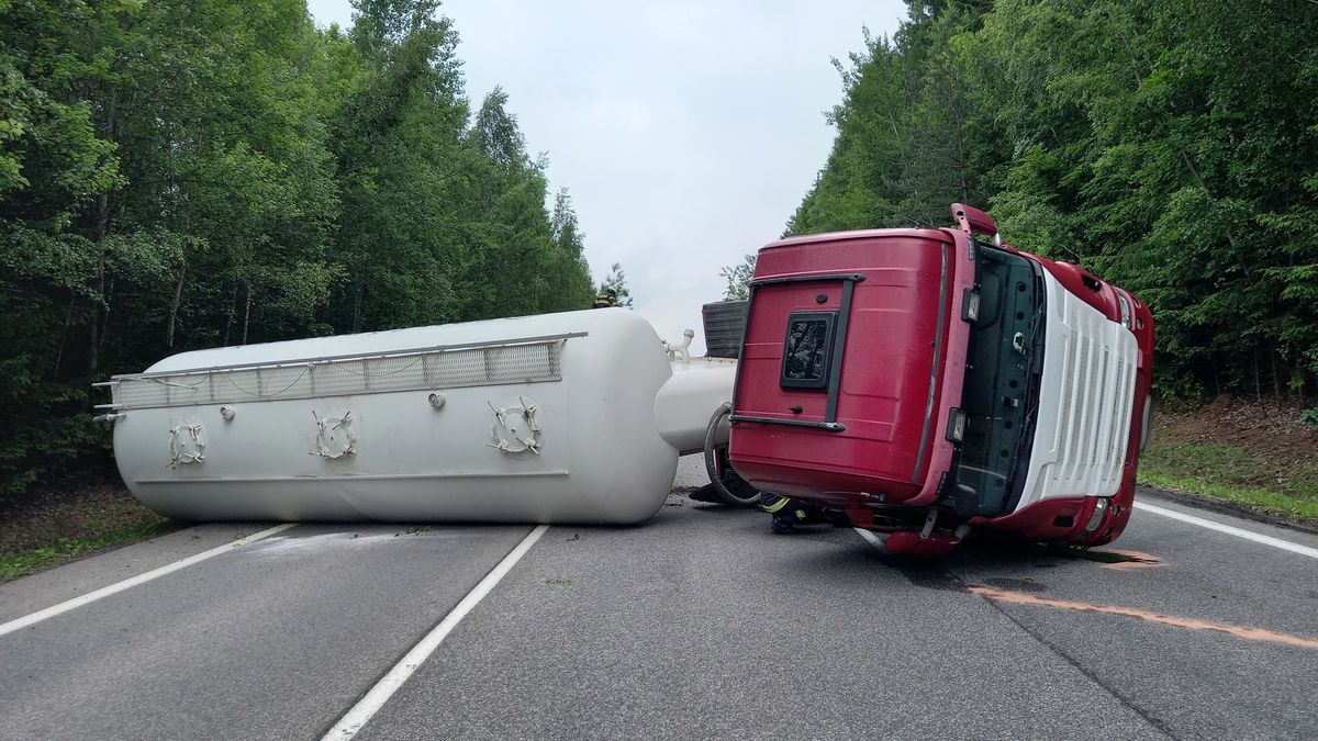 Převržená cisterna zablokovala na devět hodin hlavní tah z Jičína na Krkonoše