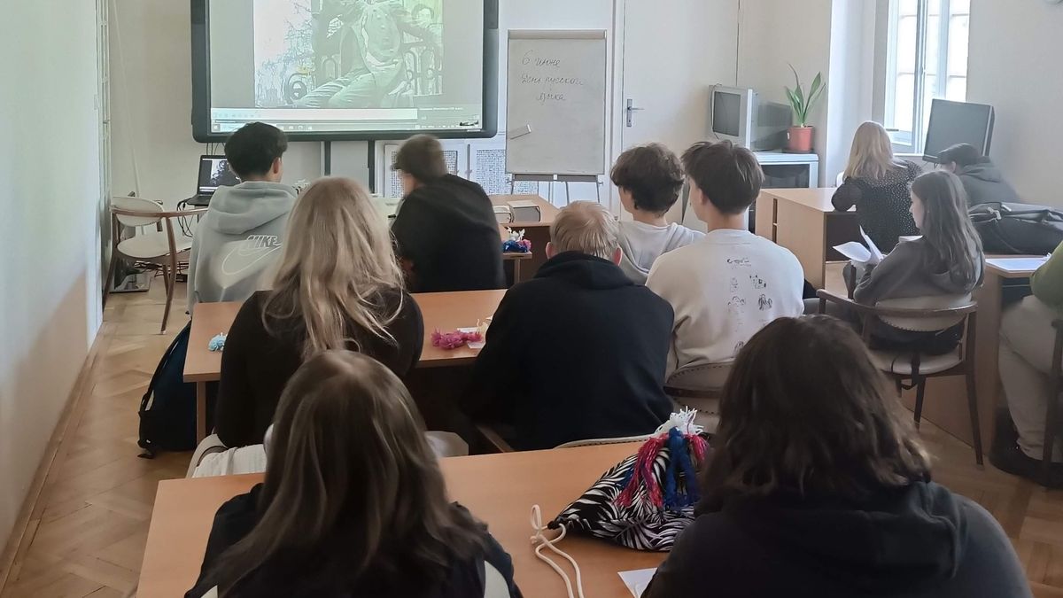 Nejen studenti gymnázia, do Ruského domu nahnali i osmáky ze Všetat
