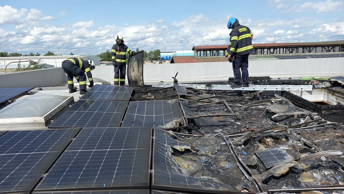 Na střeše firmy v Hradci Králové vzplála fotovoltaika