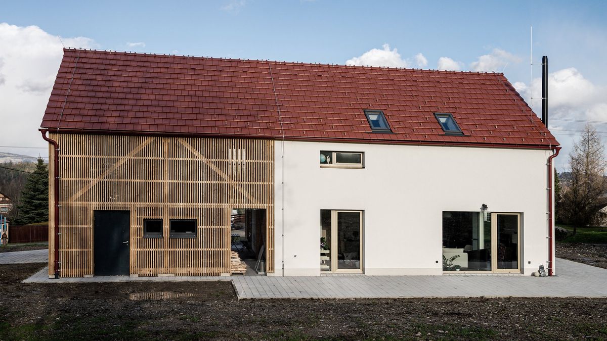 Moderní dům se pyšní barevnými dveřmi, a přitom ctí historický charakter okolí