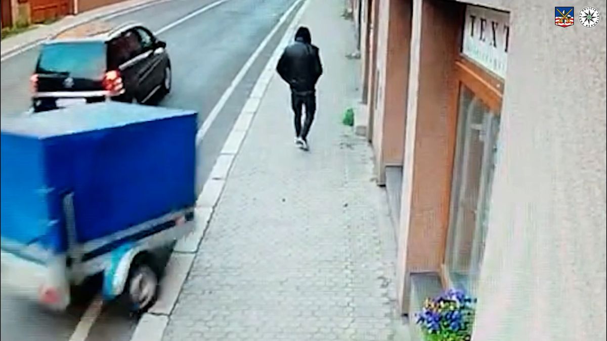 Chodce na Sokolovsku smetl odpojený vozík. Muž skončil s vážným zraněním hlavy v nemocnici