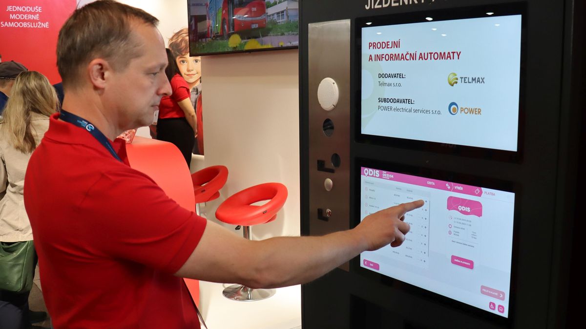 Technika jde kupředu. Ve více než třech desítkách moravskoslezských nádraží se jízdenky nově koupí pouze na automatech