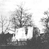 Trosky domu Vajsových v Cikháji, které zůstaly po vypálení německými jednotkami v lednu 1945. 