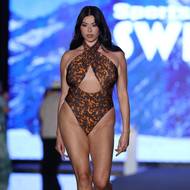Plavky předváděla i kanadská modelka, redaktorka a podnikatelka Lauren Chanová, která je také zakladatelkou plus-size oděvní značky Henning.