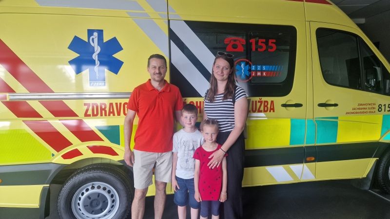 Dívka ještě ani nechodí do školy, přesto pomohla zraněnému sousedovi
