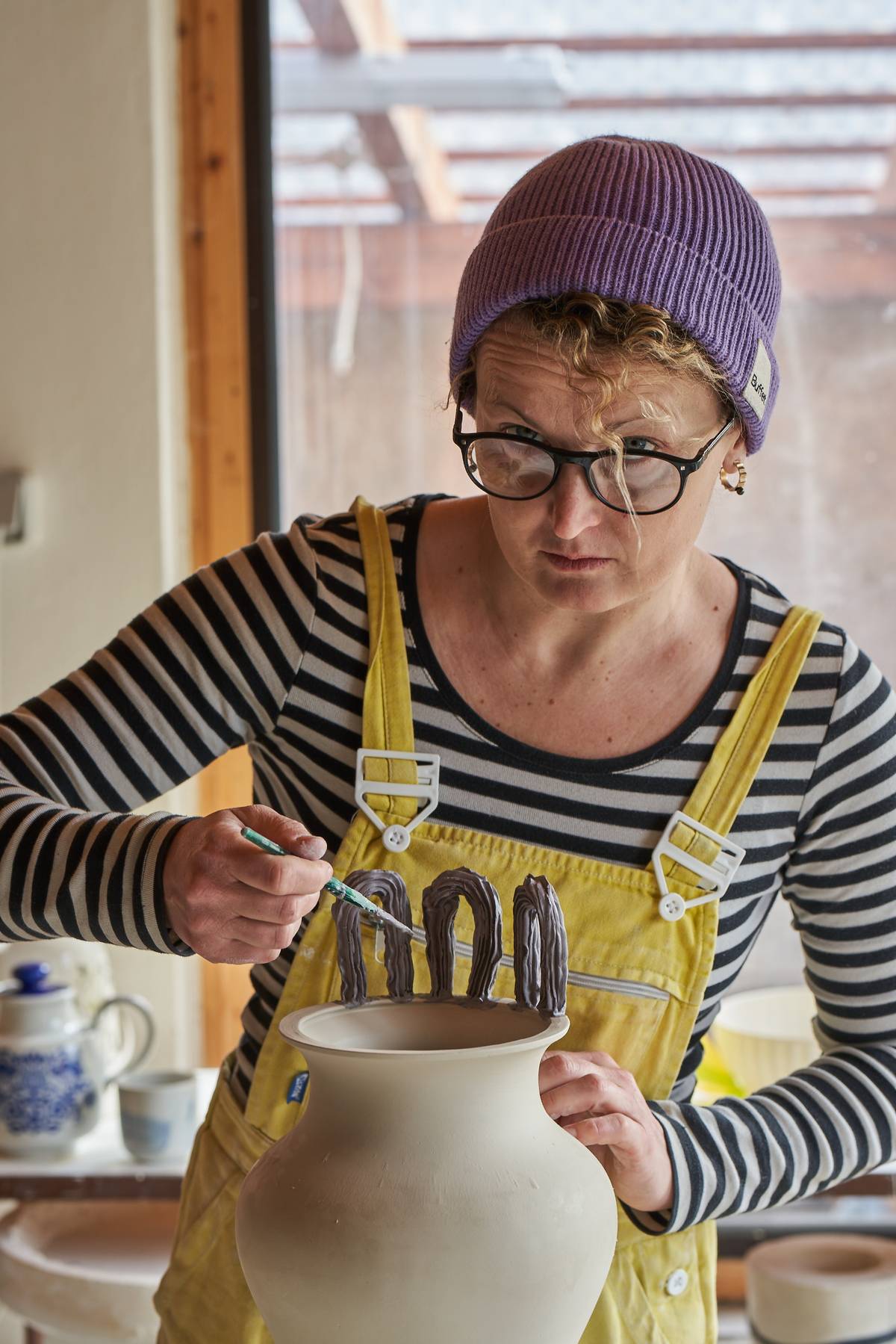 „Pro mě je práce s hlínou a hmotou terapie. Ať je v ateliéru, nebo na zahradě,“ říká designérka Pavla Vachunová.