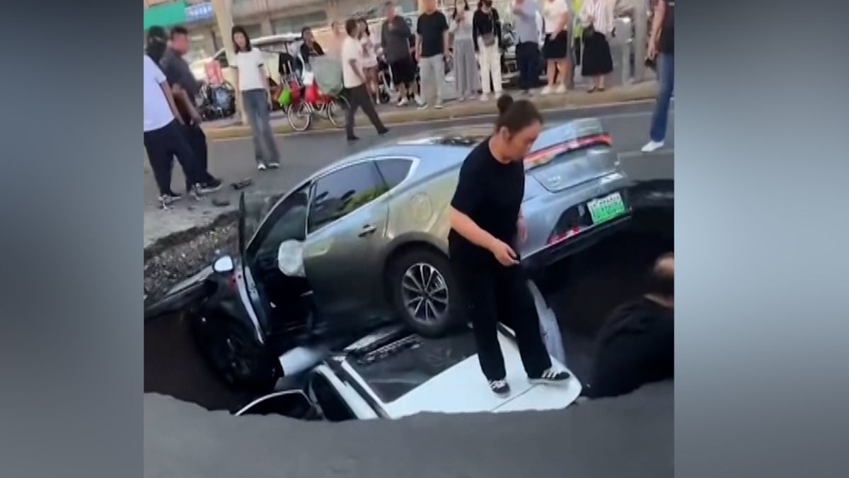 V silnici v Číně se objevila díra, spadla do ní dvě auta za sebou