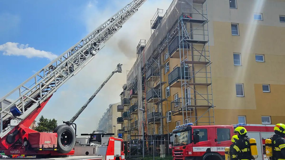 Zvláštní stupeň poplachu. V Brně hoří střecha bytového domu