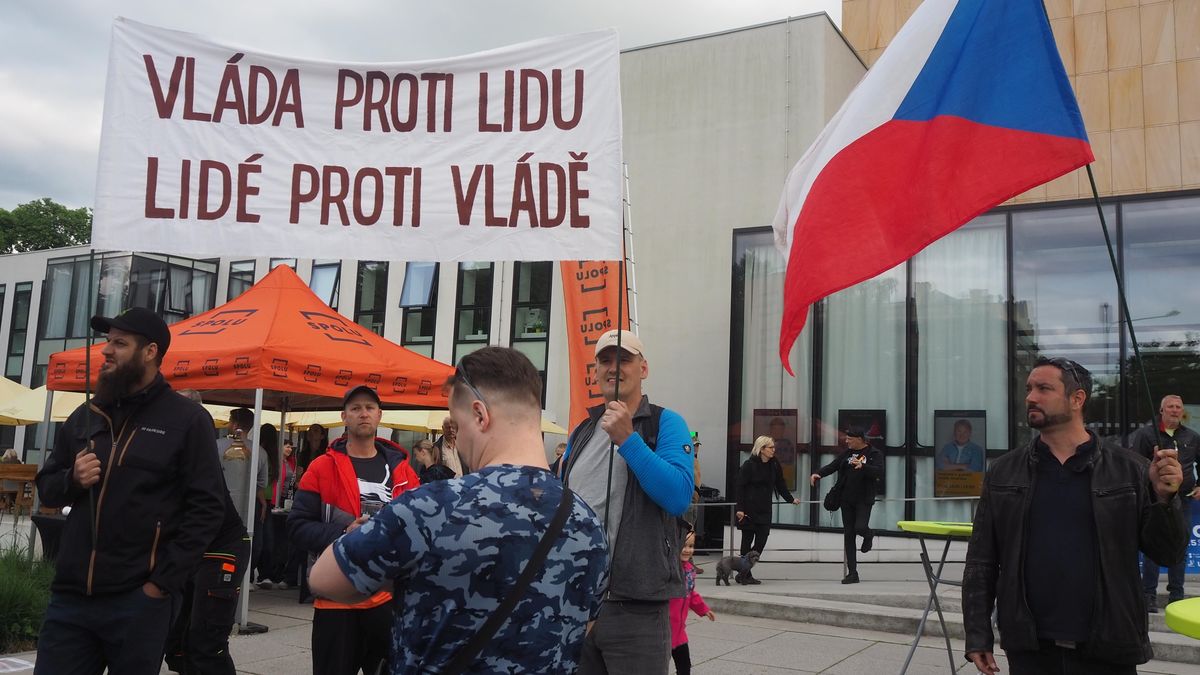 Ostuda Moravy - Fiala! Demisi vlády! Přivítání premiéra v Ostravě bylo plné emocí