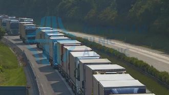 Před přechody do Německa na D5 a D8 se vytvořily mnohakilometrové kolony