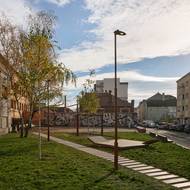 Součástí plácku je i cesta z betonových pražců. Ta prakticky kopíruje předchozí vyšlapanou cestu.