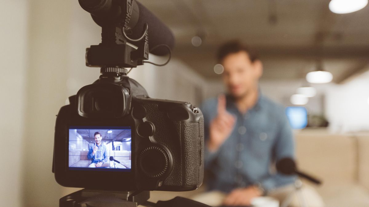 Tvůrci na sociálních sítích letos přeskočí tradiční média v příjmech z reklamy
