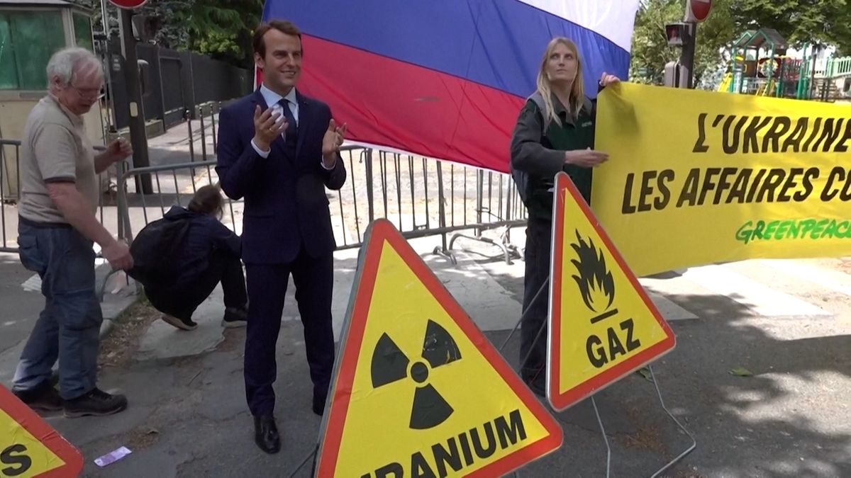 Aktivisté Greenpeace v Paříži ukradli voskovou figurínu Macrona a postavili ji před ruské vyslanectví