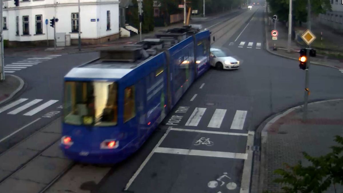 Tramvaj svištící po hlavní ulici v Ostravě roztočila auto a pak vykolejila. Zachytila to kamera