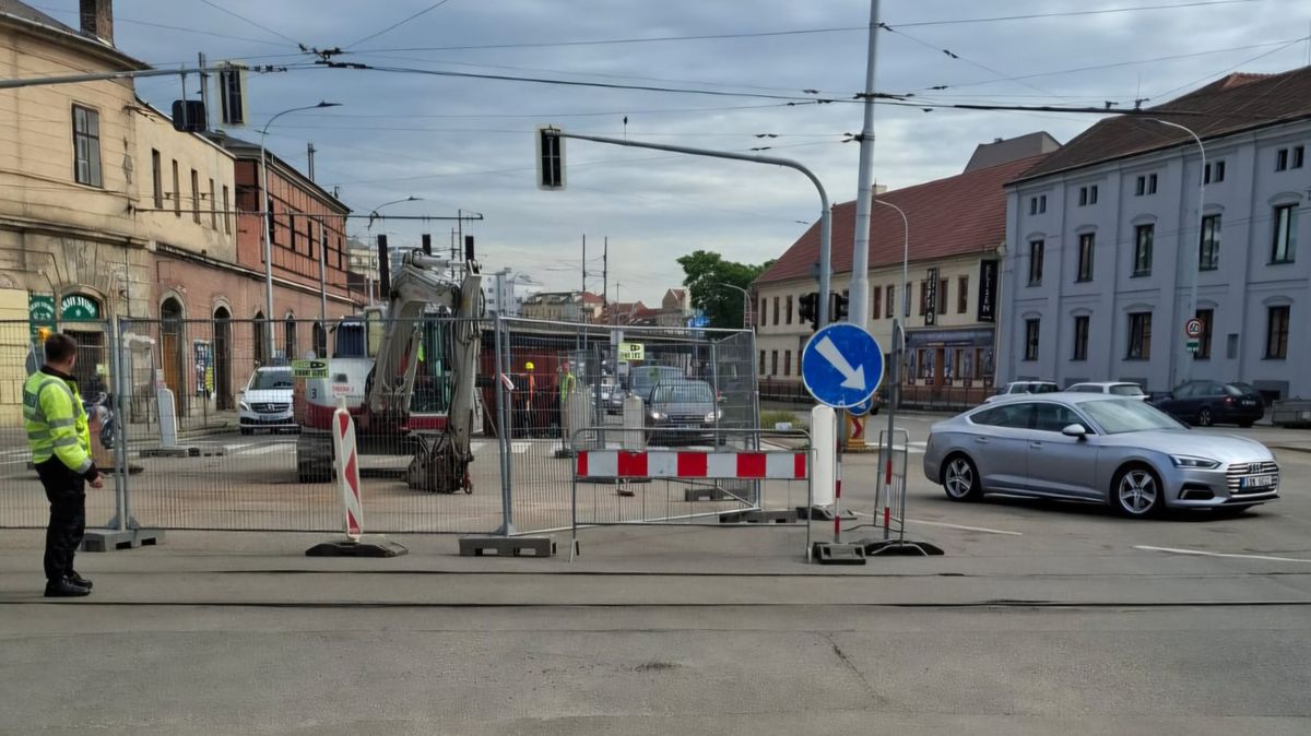 Jáma u brněnského hlavního nádraží komplikuje dopravu. Policisté doufají ve zlepšení situace