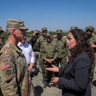 Kosovo sice není členem NATO, ale část cvičení probíhala i na jeho území. Vojáky přivítala prezidentka Vjosa Osmaniová.