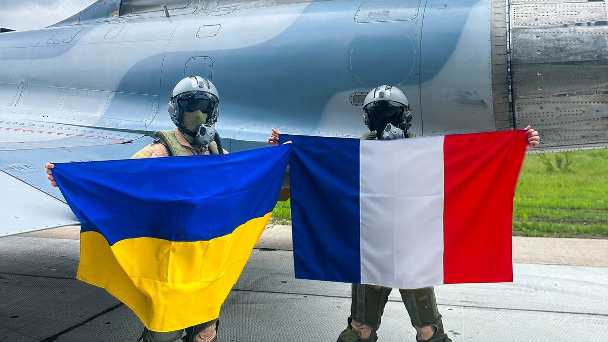 Francouzské stíhačky nakreslily nad Černým mořem ukrajinský trojzubec